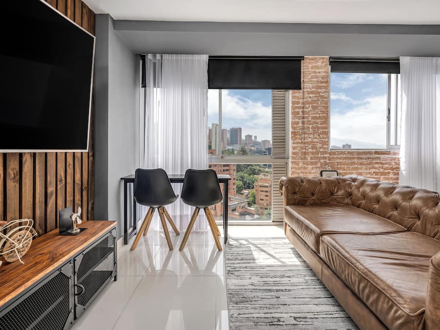 Appartamento Deluxe, 1 camera da letto, vista città (2101) | Area soggiorno | TV LCD 43 pollici con canali via cavo, TV