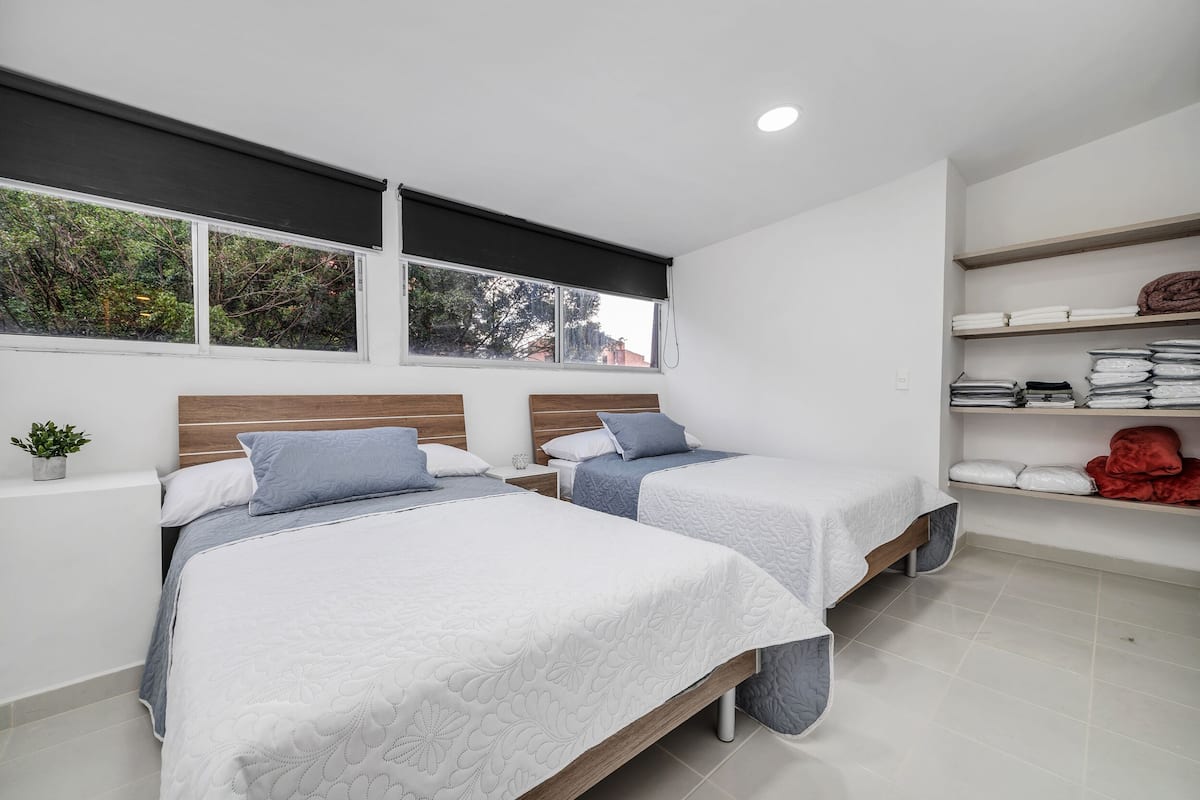 1 habitación, cortinas blackout y tabla de planchar con plancha
