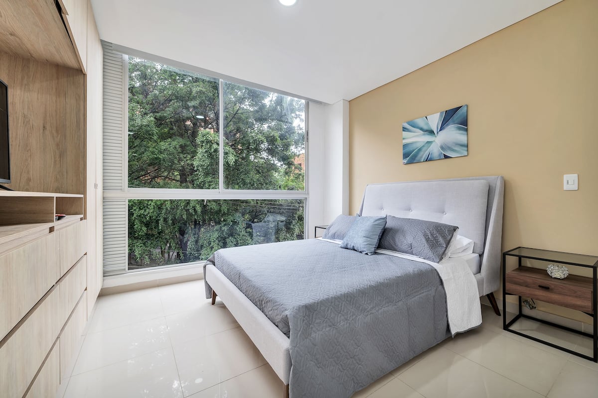 1 habitación, cortinas blackout y tabla de planchar con plancha