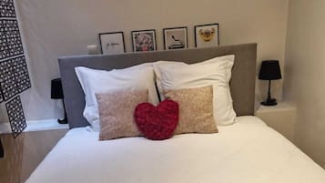 1 slaapkamer, een strijkplank/strijkijzer, wifi, beddengoed