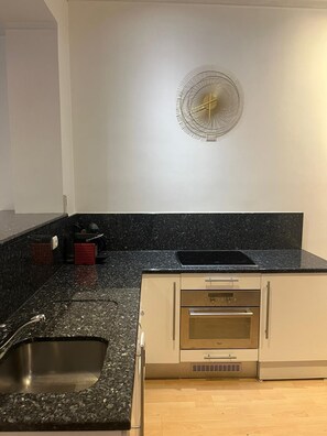 Kylskåp, mikrovågsugn, spishäll och kaffe- och tebryggare