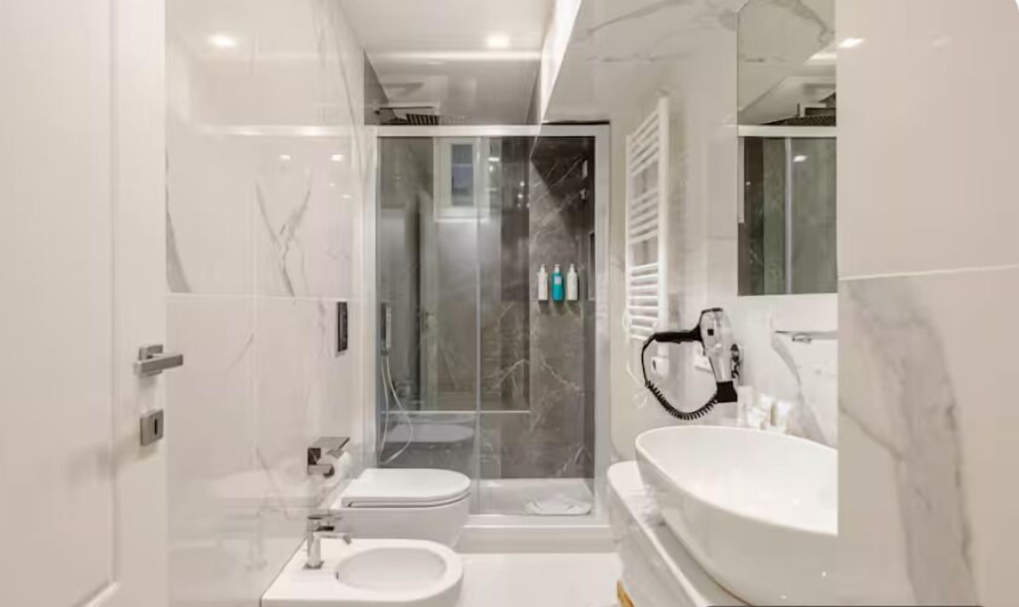 Studio, 1 Queen-Bett und Schlafsofa | Badezimmer | Dusche, Regendusche, Designer-Toilettenartikel, Haartrockner