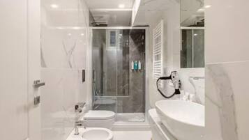 Studio, 1 Queen-Bett und Schlafsofa | Badezimmer | Dusche, Regendusche, Designer-Toilettenartikel, Haartrockner