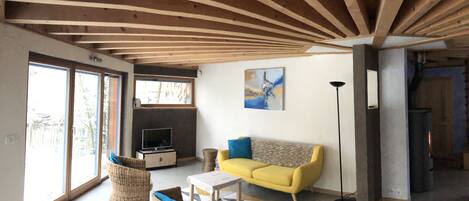 Fernseher, DVD-Player, Bücher