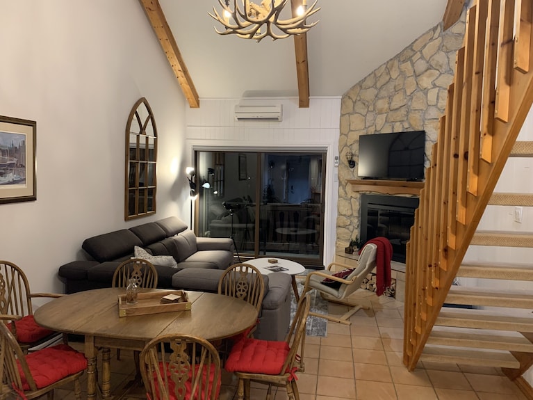 Breathtaking Lake And Mountain View 2 Bdrm Condo - モントランブラン