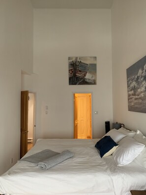 2 chambres, coffre-fort, bureau, fer et planche à repasser