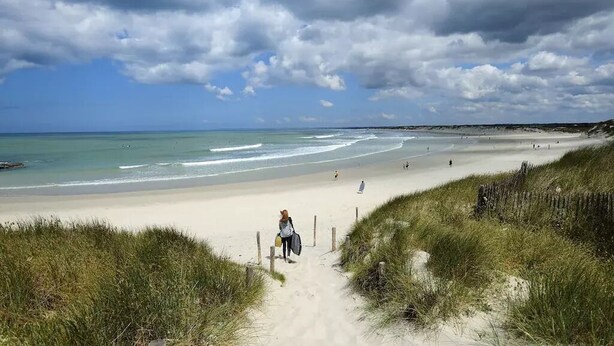 A beach pathway leading to a sandy beach with a person carrying a bag and a surfboard. - Kerdu Pointe de la Torche - 200 m from the beach (Plomeur)