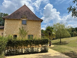 Exterior - Gîte Le Pigeonnier in Montignac-Lascaux, large garden, private heated swimming pool (Valojoulx)