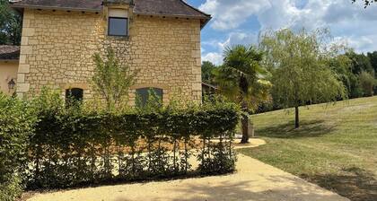 Gîte Le Pigeonnier in Montignac-Lascaux, large garden, private heated swimming pool