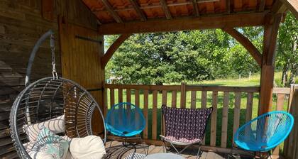 Gîte Le Pigeonnier in Montignac-Lascaux, large garden, private heated swimming pool