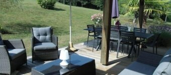 Gîte Le Pigeonnier in Montignac-Lascaux, large garden, private heated swimming pool