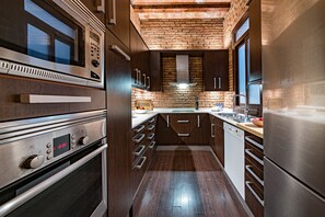 Geladeira, micro-ondas, fogão, lava-louças