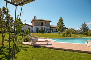 Seasonal outdoor pool, pool umbrellas, sun loungers - Villa Barbarossa (Assisi)