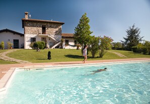 Seasonal outdoor pool, pool umbrellas, sun loungers - Villa Barbarossa (Assisi)