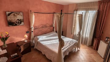 Individually furnished, desk, laptop workspace, free WiFi