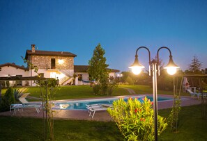 Seasonal outdoor pool, pool umbrellas, sun loungers - Villa Barbarossa (Assisi)
