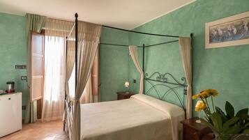 Camera Comfort | Con arredamento individuale, una scrivania, postazione laptop