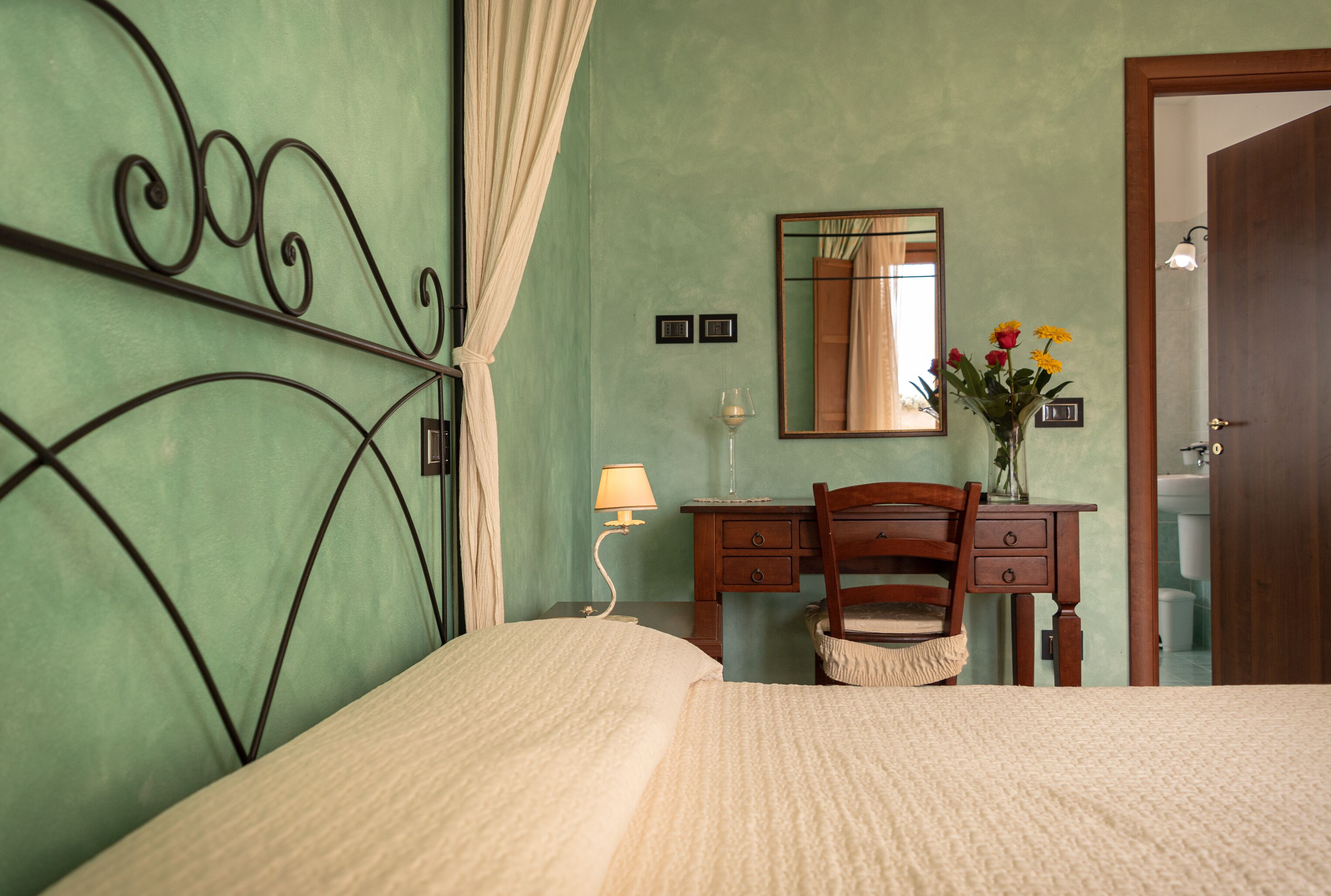 Kamar Comfort | Dilengkapi dengan perabotan berbeda-beda dan meja kerja