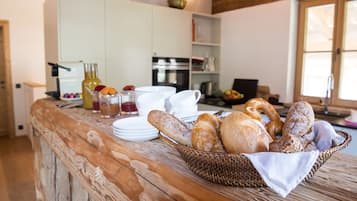 Deluxe Apartment | Private kitchen | Full-sized fridge, stovetop, dishwasher, cookware/dishes/utensils