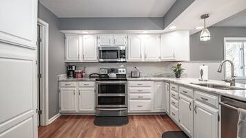 Jääkaappi, mikroaaltouuni, uuni, liesi