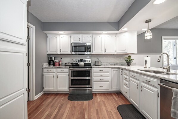 冰箱、微波炉、烤箱、炉灶