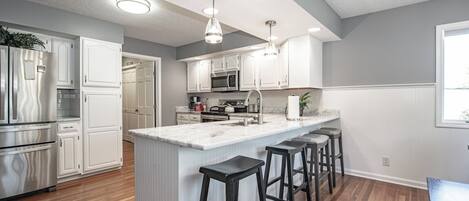 Een koelkast, een magnetron, een oven, een kookplaat