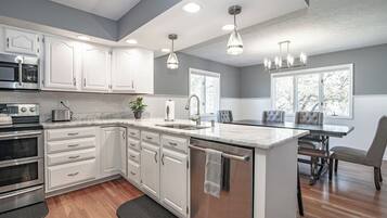 Jääkaappi, mikroaaltouuni, uuni, liesi