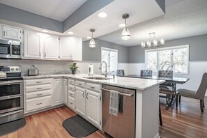 冰箱、微波炉、烤箱、炉灶