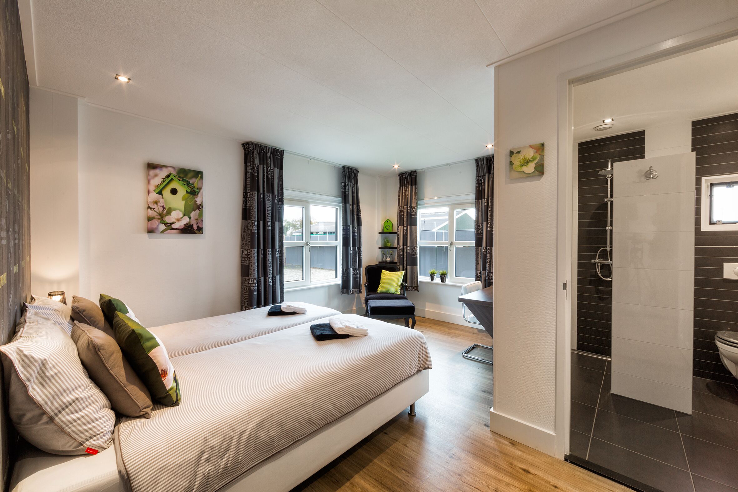 6 slaapkamers, een bureau, reisbedje, wifi