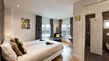 6 slaapkamers, een bureau, reisbedje, wifi