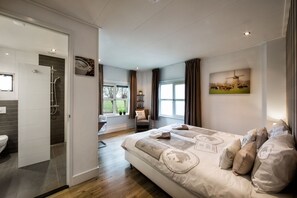 6 bedrooms, desk, travel cot, WiFi