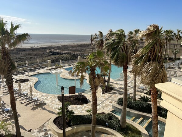 Alberca al aire libre y alberca climatizada