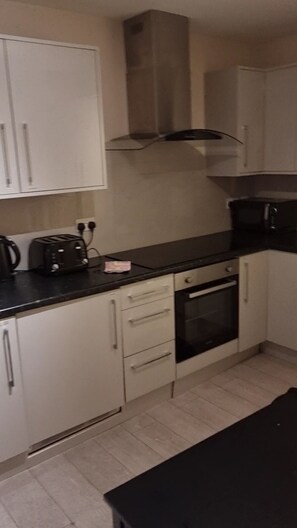 Grand réfrigérateur, micro-ondes, four, plaque de cuisson