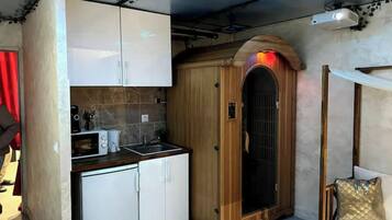 Réfrigérateur, micro-ondes, plaque de cuisson, cafetière/bouilloire