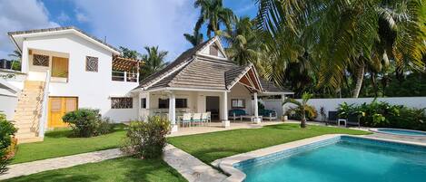 حمّام سباحة خارجي