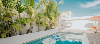 Private villa with pool & gameroom near Eagle Beach