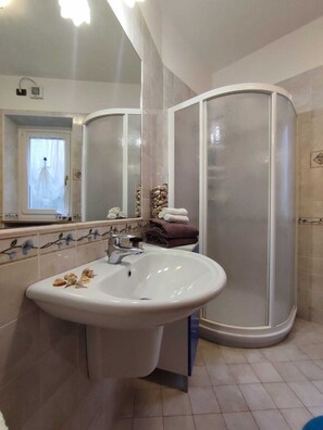 Dusche, Haartrockner, Bidet, Handtücher