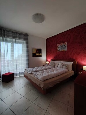 2 chambres, coffres-forts dans les chambres, lit parapluie