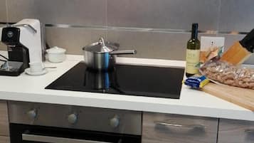 Wasserkocher mit Kaffee-/Teezubehör, Kühlschrank, Ofen, Herdplatte