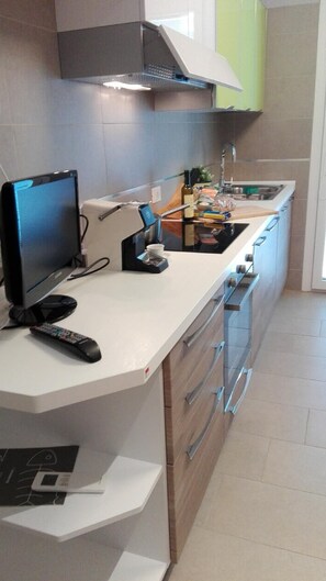 Kühlschrank, Ofen, Herdplatte, Geschirrspüler