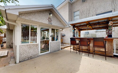 2 Minute Walk to Beach, Pet Friendly, Hot Tub, Convenient Private Parking