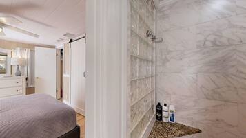 1 chambre, coffres-forts dans les chambres, fer et planche à repasser