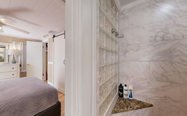 1 bedroom, in-room safe, iron/ironing board, free WiFi - 2 Minute Walk to Beach, Pet Friendly, Hot Tub, Convenient Private Parking (St. Simons Island)