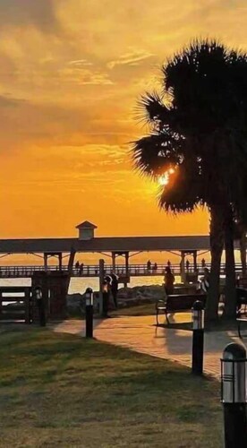 2 Minute Walk to Beach, Pet Friendly, Hot Tub, Convenient Private Parking
