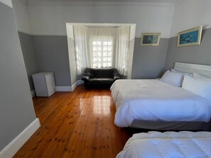 Muebles diferentes, tabla de planchar con plancha y wifi gratis