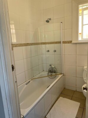 Chambre Double Ăconomique, 1 lit double | Salle de bain | Chaussons, serviettes fournies, savon, papier toilette