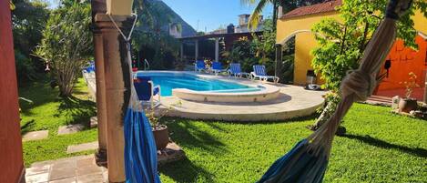 Alberca al aire libre y alberca climatizada