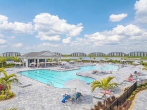 Utendørsbasseng og et oppvarmet basseng