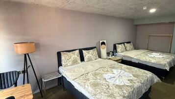 مكتب ومساحة عمل للكمبيوتر المحمول وواي فاي مجانًا وملاءات أسرّة