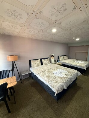 Escritorio, espacio para trabajar con laptop y wifi gratis 